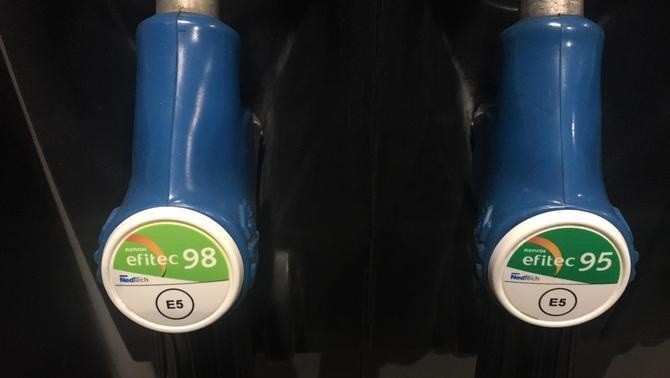 Etiquetes en els brocs de gasolina
