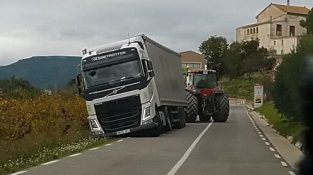 El camió bloquejat pel fang.
