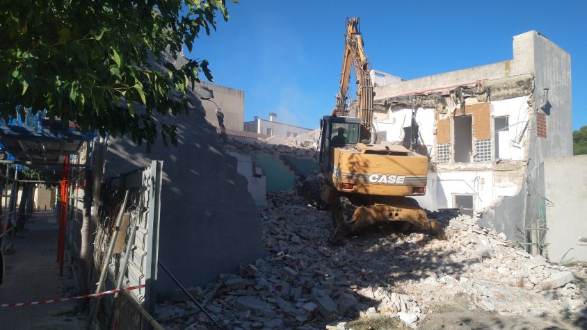 Ha començat l'enderroc de l'edifici a on s'ha de construir pisos socials per a la gent gran.