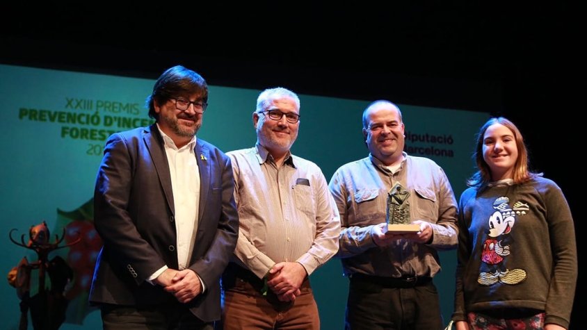 Representants de la Federació d'ADF del Penedès Garraf  amb el diputat d'infraestructures i espais naturals, Pere Pons