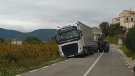 Un camió surt de la carretera i queda bloquejat pel fang.