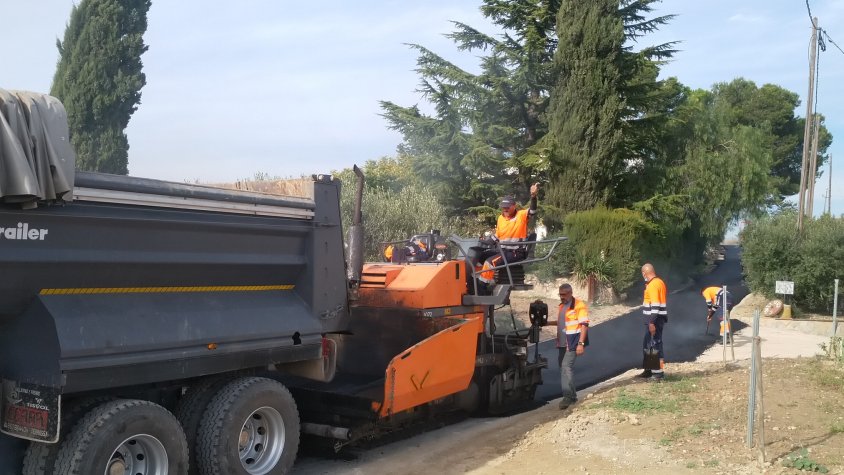 Asfaltant el camí de la  Serra dels Bous