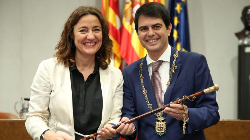 El nou president de la Diputació de Barcelona, Marc Castells, rep la vara de mans de la seva antecessora en el càrrec, Mercè Conesa. 