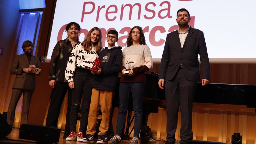 La jove de Font-rubí, Mireia Sala, conjuntament amb Jan de Antonio i Anna Raventós, guanyadors dels Premis Premsa Comarcal a la Solidaritat.