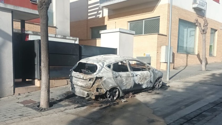 Cotxe incendiat al carrer Parellada