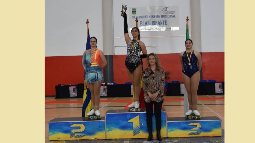 Jordina Blanch a dalt del pòdium al "Trofeu de Patinatge Alhaurín de la Torre" a Màlaga