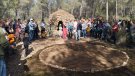 Una quarantena d'artistes fan «bategar» el bosc de Font-rubí
