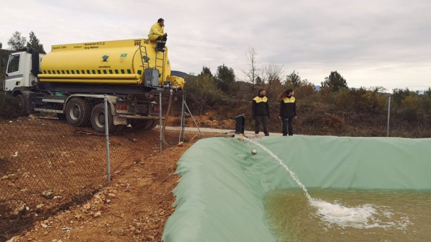 Actuació de l’ADF de Font-rubí omplint la bassa del bosc de La Baltana