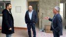 El diputat Sergi Vallès visita les obres de l'edifici d'habitatges socials de Guardiola.