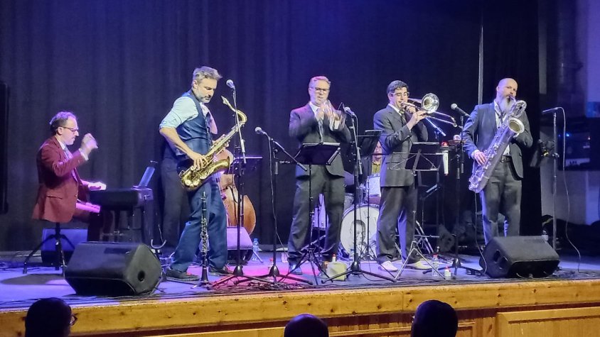 Professor Cunningham and His Old School actuen en el Cava Jazz de Font-rubí.