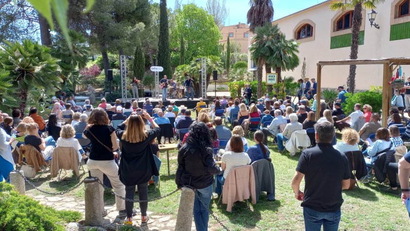 Actuació de Cris Juanico en els jardins del celler Rexach Baqués