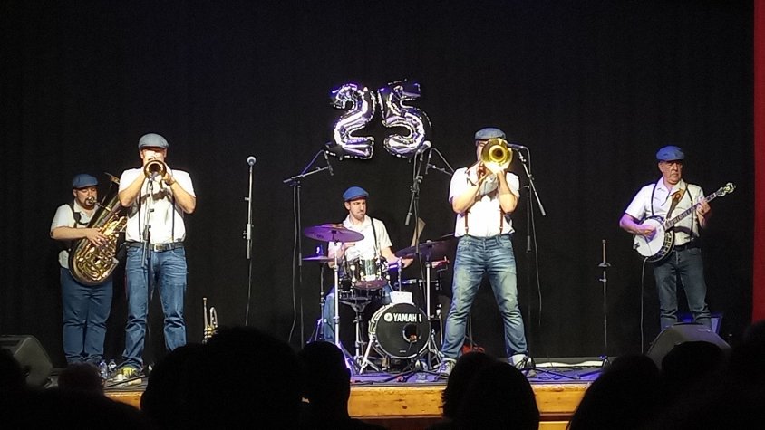 L’actuació de la Stromboli Jazz Band ha tancat el XXV cicle de Cava Jazz.