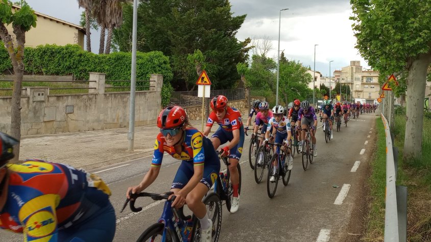 La Vuelta Femenina ha travessat Font-rubí 