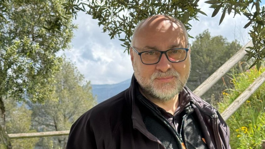 El mossèn Manolo es presenta a la comunitat de Font-rubí tot contestant unes preguntes.