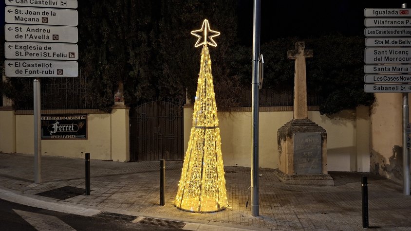 Un nou “arbre” de Nadal “il·lumina” el centre de Guardiola