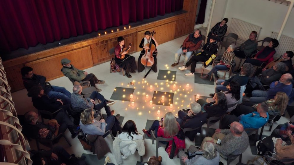 Escarteen Sisters il·luminen la sala de la Cooperativa