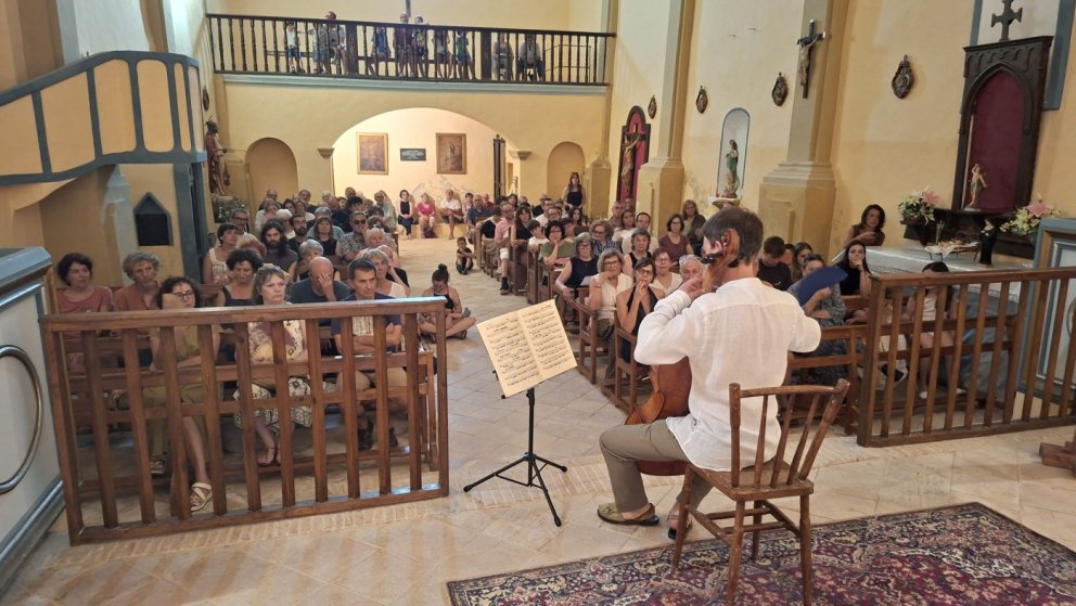 Un centenar de persones omplen l'església en el concert solidari de Salvem Font-rubí